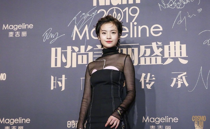 Loạt váy áo thảm họa thảm đỏ của mỹ nhân Cbiz năm 2019: Bộ thì táo bạo đến đỏ mặt, bộ lại “độc” đến chướng mắt - Ảnh 6. Loạt váy áo thảm họa thảm đỏ của mỹ nhân Cbiz năm 2019: Bộ thì táo bạo đến đỏ mặt, bộ lại “độc” đến chướng mắt - Ảnh 6.