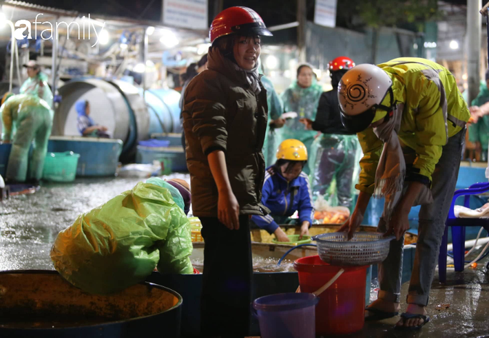 Ngày ông Công ông Táo, chợ cá lớn nhất Hà Nội cháy hàng cá chép từ rạng sáng - Ảnh 3.