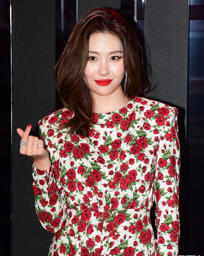 Cùng một kiểu đầm: Sunmi cá tính mix boots cao, IU dễ thương “muốn xỉu” mix thắt lưng nhấn nhá - Ảnh 2. Cùng một kiểu đầm: Sunmi cá tính mix boots cao, IU dễ thương “muốn xỉu” mix thắt lưng nhấn nhá - Ảnh 2.