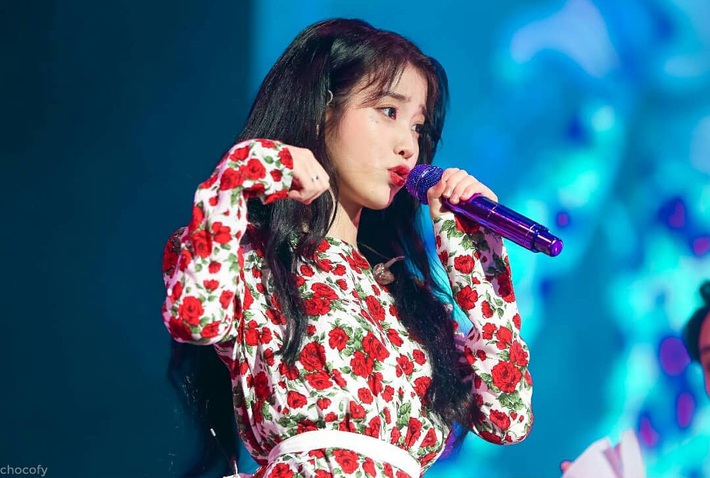 Cùng một kiểu đầm: Sunmi cá tính mix boots cao, IU dễ thương “muốn xỉu” mix thắt lưng nhấn nhá - Ảnh 4. Cùng một kiểu đầm: Sunmi cá tính mix boots cao, IU dễ thương “muốn xỉu” mix thắt lưng nhấn nhá - Ảnh 4.