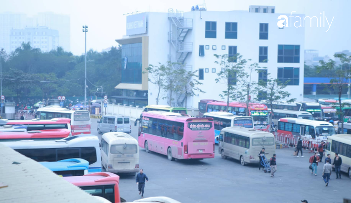 Bến Mỹ Đình ngày Tết: Nhiều nhà xe rời khỏi bến chỉ với vài hành khách, có người không dám lên xe vì không thấy ai - Ảnh 3.