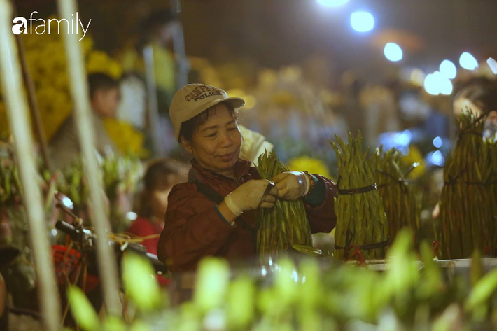 Chợ hoa Quảng An đông &quot;nghẹt thở&quot;, người dân cùng thương lái tất bật thâu đêm - Ảnh 9.