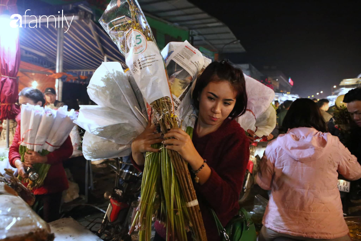 Chợ hoa Quảng An đông &quot;nghẹt thở&quot;, người dân cùng thương lái tất bật thâu đêm - Ảnh 13.