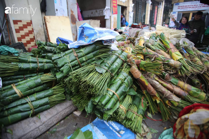  Chợ lá dong lâu đời nhất Hà Nội dịp giáp Tết giá mềm hơn nhưng thưa thớt người mua - Ảnh 1.