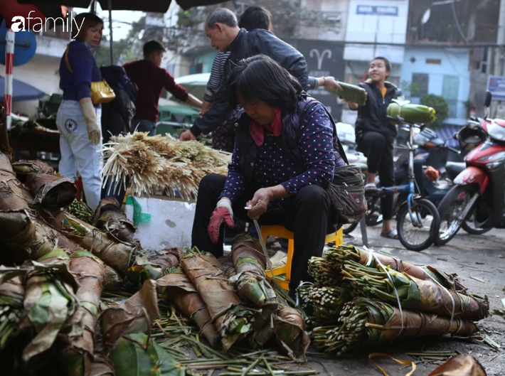  Chợ lá dong lâu đời nhất Hà Nội dịp giáp Tết giá mềm hơn nhưng thưa thớt người mua - Ảnh 5.