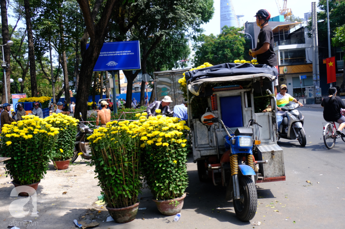 TP.HCM: Tiểu thương lại ngậm ngùi bán rẻ như cho, đập chậu bỏ hoa chiều 30 Tết để tránh cảnh bị 