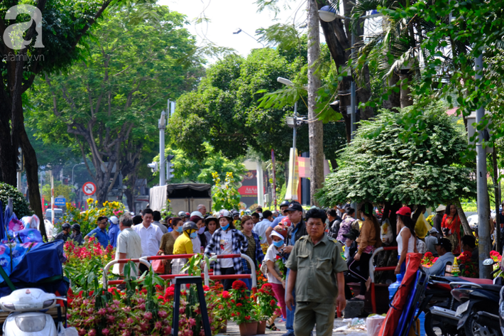 TP.HCM: Tiểu thương lại ngậm ngùi bán rẻ như cho, đập chậu bỏ hoa chiều 30 Tết để tránh cảnh bị 