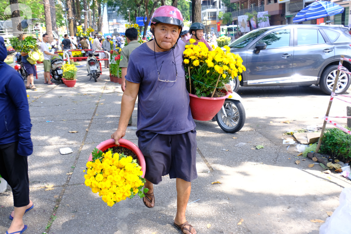 TP.HCM: Tiểu thương lại ngậm ngùi bán rẻ như cho, đập chậu bỏ hoa chiều 30 Tết để tránh cảnh bị 