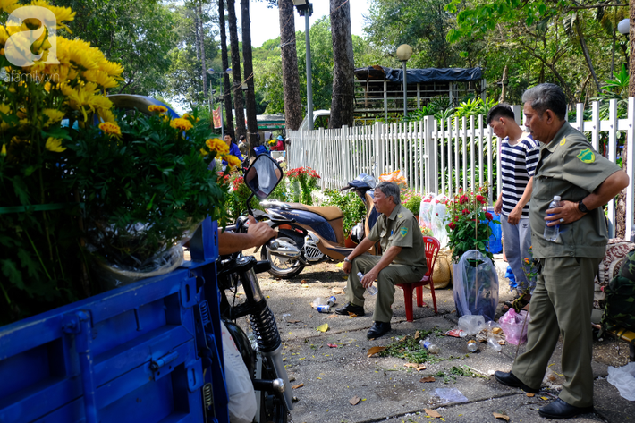 TP.HCM: Tiểu thương lại ngậm ngùi bán rẻ như cho, đập chậu bỏ hoa chiều 30 Tết để tránh cảnh bị 