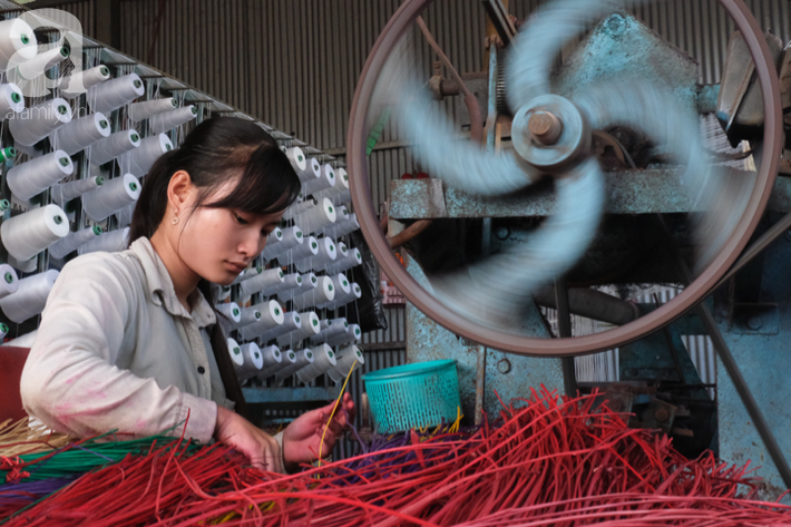 Có một ngôi làng miền Tây ‘kỳ lạ’, nơi phụ nữ nào cũng mang bàn tay đủ màu và nụ cười hiền vương mùi khói nhuộm - Ảnh 1.