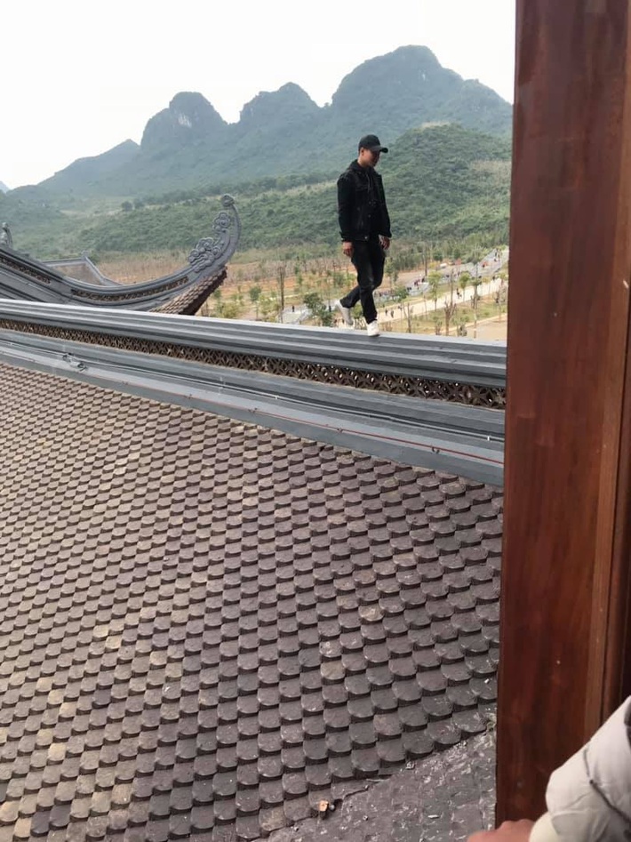 Nam thanh niên trèo lên mái ngôi chùa lớn nhất Việt Nam để 