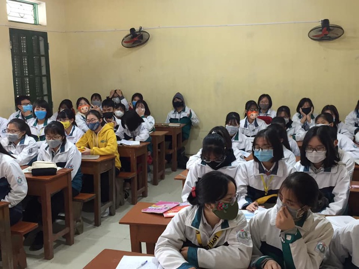 Hình ảnh cả lớp học đeo khẩu trang ngồi nghe giảng giữa dịch bệnh do virus  corona đang được chia sẻ chóng mặt trên mạng xã hội