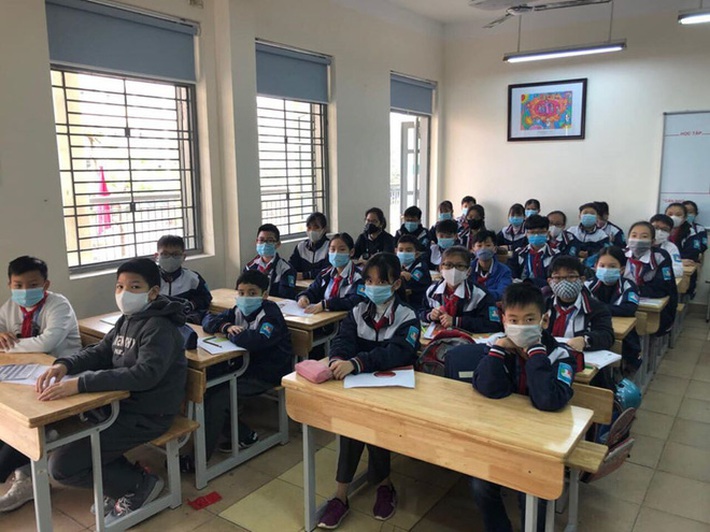 Hình ảnh cả lớp học đeo khẩu trang ngồi nghe giảng giữa dịch bệnh do virus corona đang được chia sẻ 