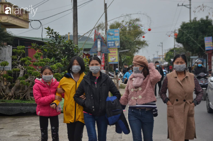 Người người, nhà nhà khẩu trang kín mít đổ bộ phiên chợ Viềng đầu năm - Ảnh 8.