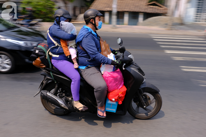 Nghỉ Tết trễ, hàng trăm người miền Tây đội nắng lên Sài Gòn, Bình Dương mưu sinh, trẻ con mệt nhoài trên xe bố mẹ - Ảnh 12.