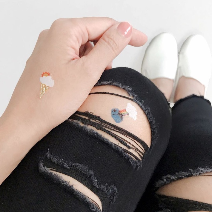 Mê hình xăm mà vẫn hơi rén? Loạt xăm dán “yêu từ cái nhìn đầu tiên” sẽ khiến bạn muốn tức tốc đi tậu ngay một bộ - Ảnh 12. Mê hình xăm mà vẫn hơi rén? Loạt xăm dán “yêu từ cái nhìn đầu tiên” sẽ khiến bạn muốn tức tốc đi tậu ngay một bộ - Ảnh 12.