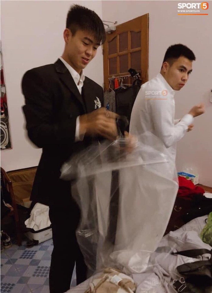 Những sự cố ngộ nghĩnh trước lễ cưới của vợ chồng Duy Mạnh - Quỳnh Anh: Cô dâu nhảy vui quá dẫm váy suýt ngã, chú rể bị 