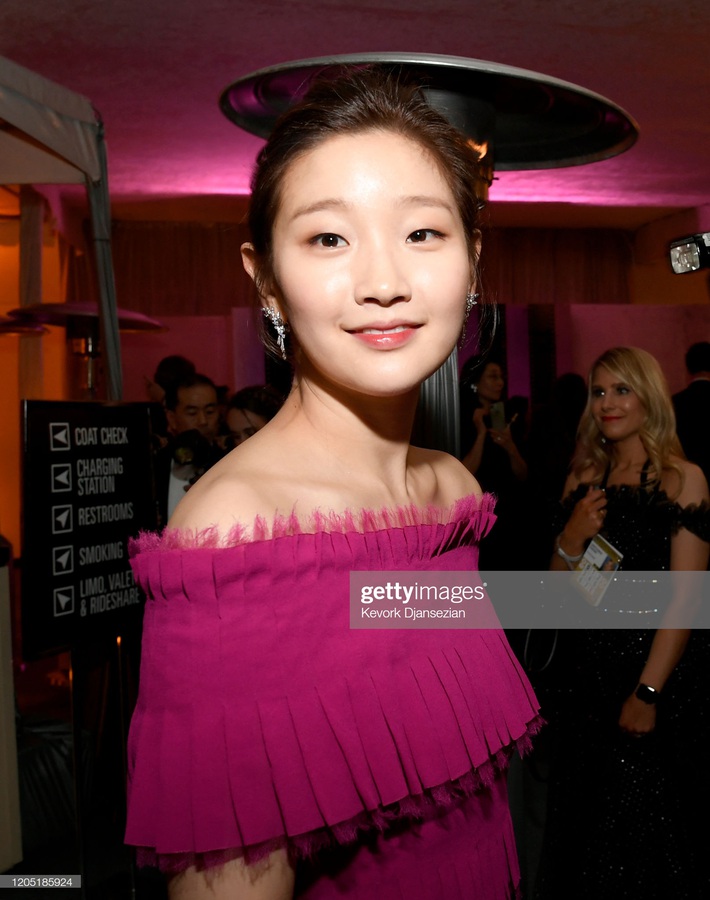 Thiên tài lừa đảo của Ký Sinh Trùng lột xác khỏi style bà thím, chiếm spotlight tại Oscar 2020 với bộ đầm chói chang rất ít sao Hàn dám diện - Ảnh 5.