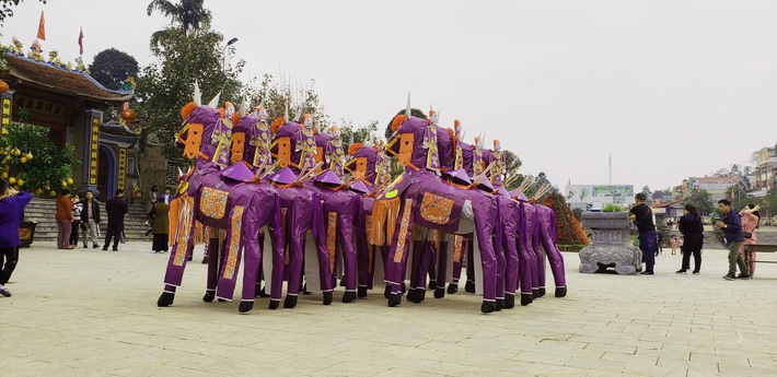 Đền Ông Bảy Bảo Hà vắng vẻ lạ lùng những ngày đầu năm trong bối cảnh người dân lo lắng về sức khỏe - Ảnh 8.