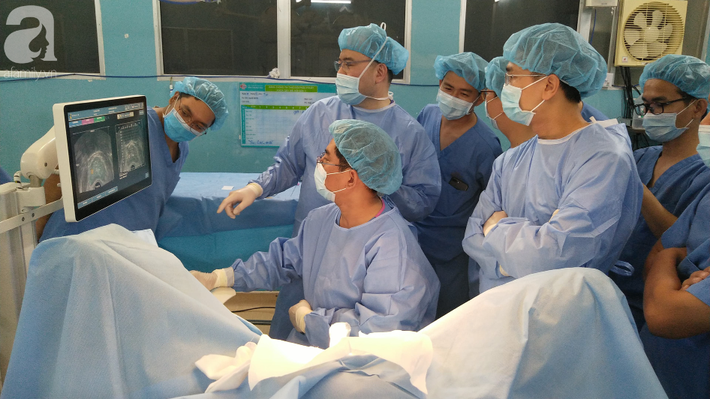 Kỹ thuật sinh thiết lần đầu triển khai ở Việt Nam giúp bác sĩ kịp thời phát hiện ung thư cho người đàn ông - Ảnh 2.
