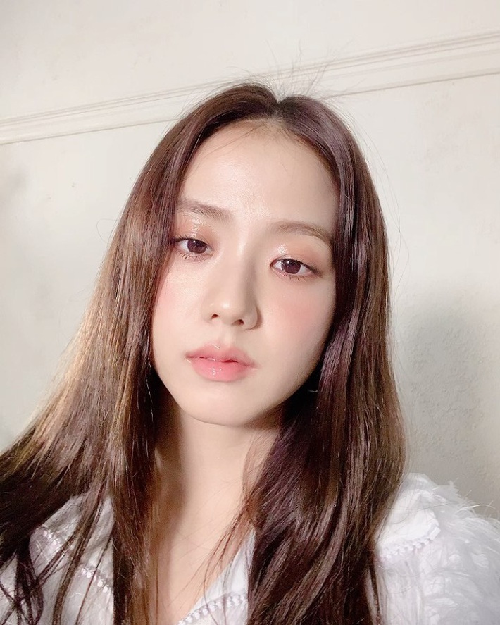 Jisoo khoe makeup “quả đào”, môi căng bóng khiến các nàng chỉ muốn muốn “bái bai” son lì và kiểu hoạ mặt đậm - Ảnh 2.