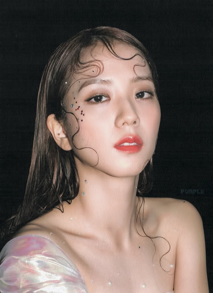 Jisoo khoe makeup “quả đào”, môi căng bóng khiến các nàng chỉ muốn muốn “bái bai” son lì và kiểu hoạ mặt đậm - Ảnh 5.
