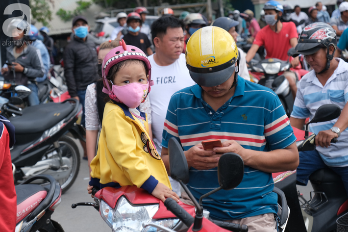 Trẻ con gục mặt, mệt nhoài đội nắng cùng cha mẹ đứng xem hiện trường Tuấn &quot;khỉ&quot; bị tiêu diệt - Ảnh 7.