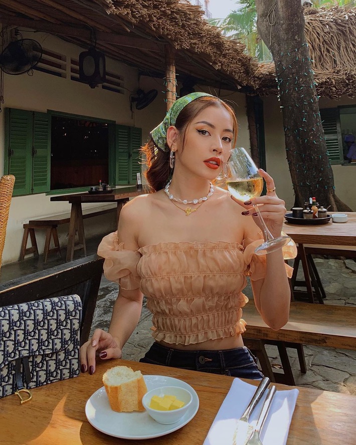 Mốt khăn buộc đầu của sao Việt: Trông hay ho, chanh sả là thế nhưng không phải ai cũng đu theo được - Ảnh 1. Mốt khăn buộc đầu của sao Việt: Trông hay ho, chanh sả là thế nhưng không phải ai cũng đu theo được - Ảnh 1.