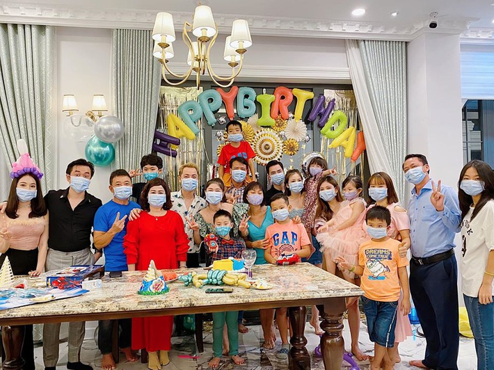 Vợ chồng Đăng Khôi tổ chức sinh nhật cho con trong biệt thự triệu đô, nhưng bức ảnh tập thể của cả gia đình đang khiến dân mạng cực kỳ chú ý vì chi tiết này - Ảnh 5.