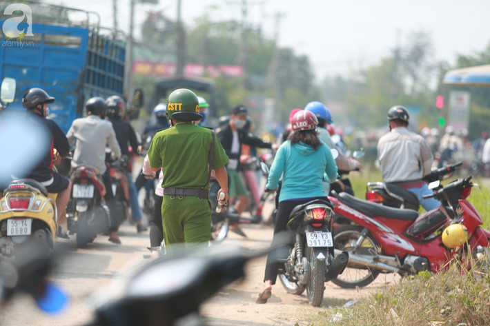 Hàng chục người vẫn đội nắng, leo rào 