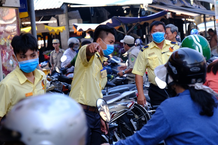Ngại virus corona, người mua vàng ngày vía Thần tài ở Sài Gòn giảm mạnh, ai cũng bịt chặt khẩu trang - Ảnh 10.