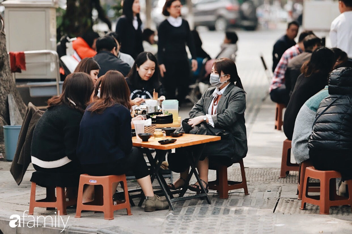 Nhìn đã thấy ngại với hình ảnh Hoa hậu Kỳ Duyên đeo khẩu trang đi 