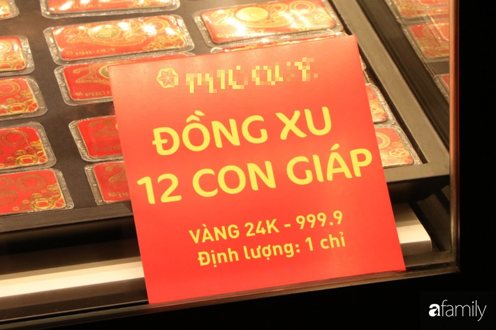 Ngày Vía Thần Tài: Người dân Hà Nội bịt khẩu trang xếp hàng mua vàng từ sáng sớm tinh mơ nhưng không đông đúc, chen lấn xô đẩy như mọi năm - Ảnh 7.