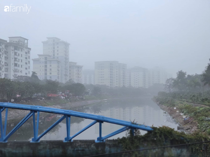 Giữa trưa, bầu trời Hà Nội vẫn trong màn sương mù dày đặc - Ảnh 4.