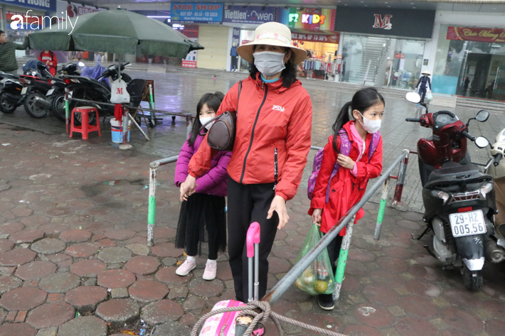 Hà Nội: Nhiều gia đình loay hoay lên phương án trông con khi có thông báo nghỉ học để phòng, chống dịch bệnh viêm đường hô hấp cấp do virus Corona  - Ảnh 1.