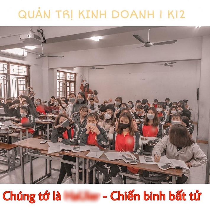 Sinh viên 1 trường Đại học ở Hà Nội quyết tâm trang bị từ khẩu trang đến áo mưa đi học để phòng chống dịch bệnh - Ảnh 1.