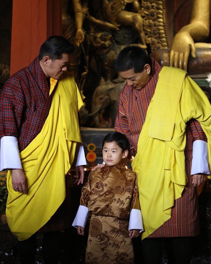 Hoàng tử Rồng của Bhutan mừng sinh nhật 4 tuổi, gây bất ngờ về vẻ ngoại hình và sự vắng mặt bất thường của Hoàng hậu “vạn người mê” - Ảnh 1.