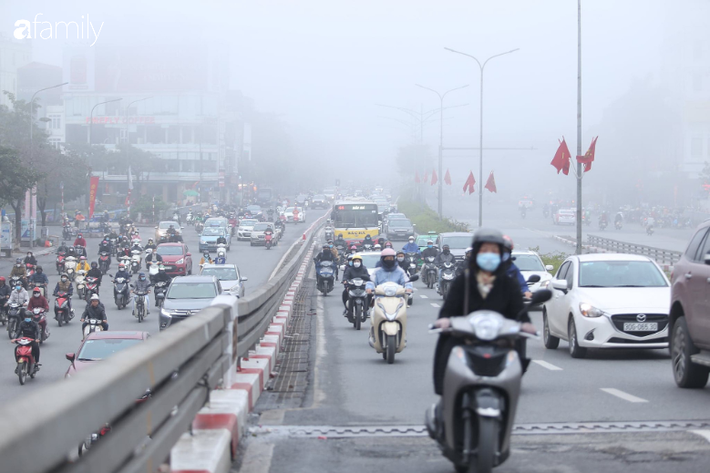 Đường phố Hà Nội lại chìm trong sương mù dạy đặc - Ảnh 5.