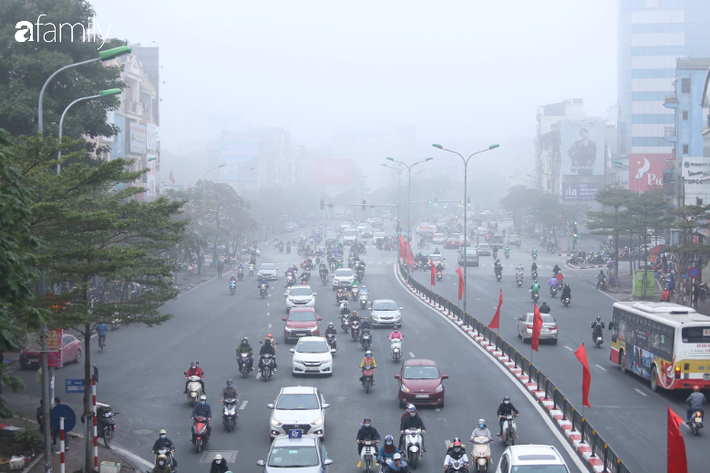 Đường phố Hà Nội lại chìm trong sương mù dạy đặc - Ảnh 6.