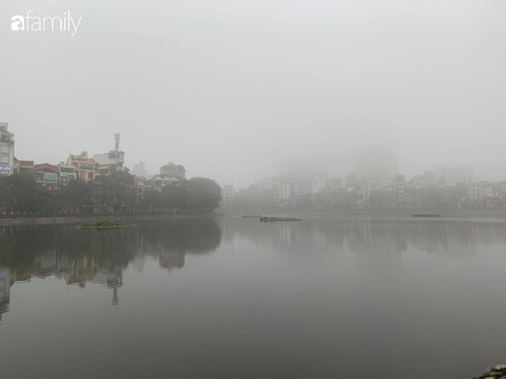 Đường phố Hà Nội lại chìm trong sương mù dạy đặc - Ảnh 9.