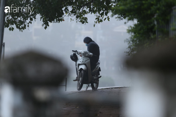 Đường phố Hà Nội lại chìm trong sương mù dạy đặc - Ảnh 10.
