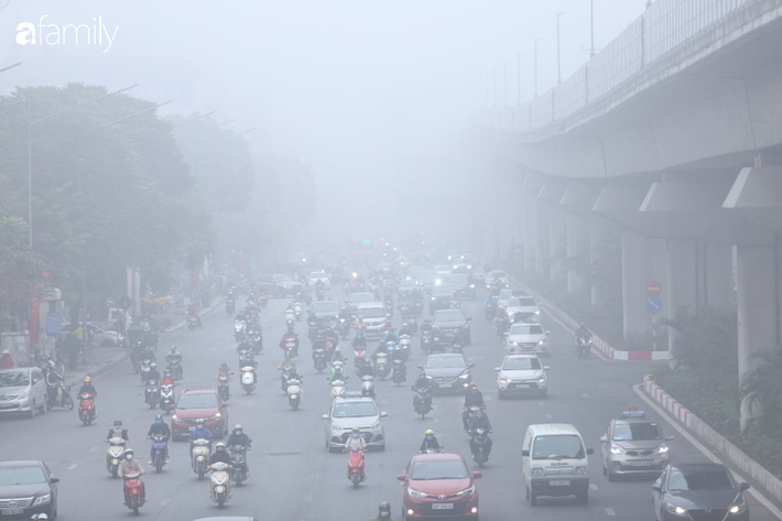 Đường phố Hà Nội lại chìm trong sương mù dạy đặc - Ảnh 7.