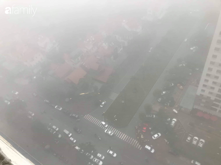 Đường phố Hà Nội lại chìm trong sương mù dạy đặc - Ảnh 13.