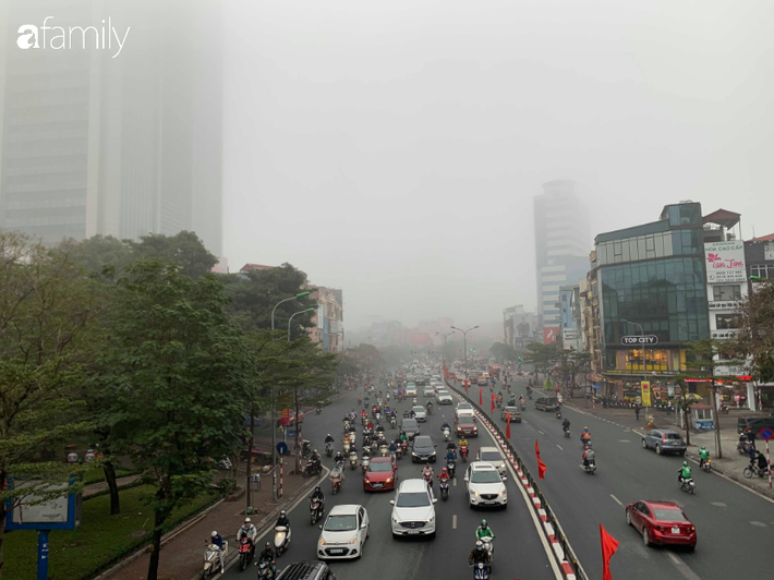 Đường phố Hà Nội lại chìm trong sương mù dạy đặc - Ảnh 14.