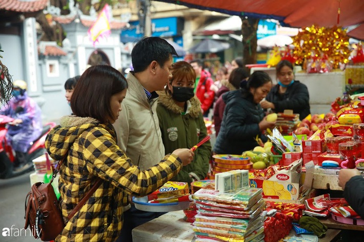 Nam thanh nữ tú đeo khẩu trang tránh dịch corona vẫn tấp nập sắm lễ đi chùa Hà cầu duyên ngày rằm tháng Giêng - Ảnh 2.