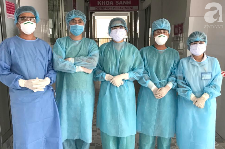 Bác sĩ mặc đồ bảo hộ cấp cứu sản phụ vỡ ối sớm khi đang trong khu cách ly phòng chống Covid-19 ở Cần Thơ - Ảnh 2. Bác sĩ mặc đồ bảo hộ cấp cứu sản phụ vỡ ối sớm khi đang trong khu cách ly phòng chống Covid-19 ở Cần Thơ - Ảnh 2.