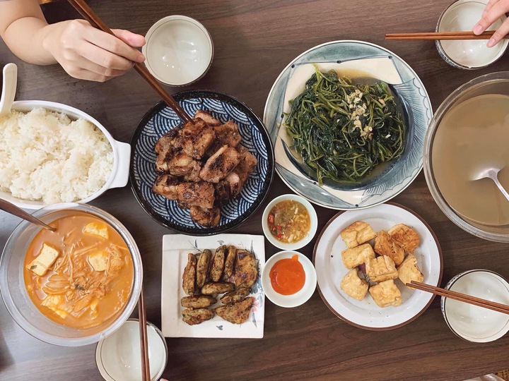 Hậu giãn cách xã hội, cơm nhà vẫn chiếm “ngôi vương", các chị em trở thành siêu đầu bếp hết rồi! - Ảnh 4.