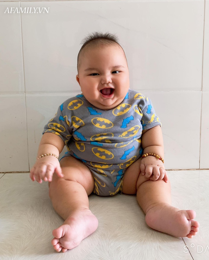 Bé trai bụ bẫm hơn 7 tháng nặng 15kg, mẹ kể chuyện nuôi con cực nhàn, chẳng phải mua hộp sữa công thức nào - Ảnh 5.