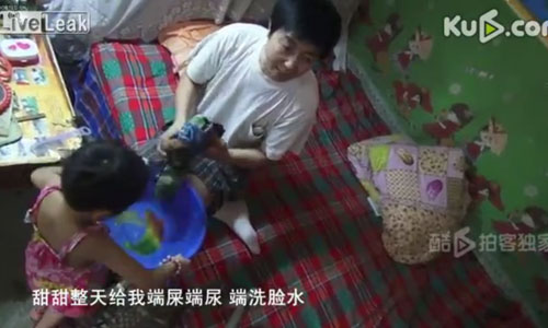 Bố ung thư, đăng clip tìm người nuôi con Bố ung thư, đăng clip tìm người nuôi con