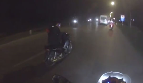 Xôn xao clip “hung thần xa lộ” vác mã tấu, lái xe bằng chân Xôn xao clip “hung thần xa lộ” vác mã tấu, lái xe bằng chân